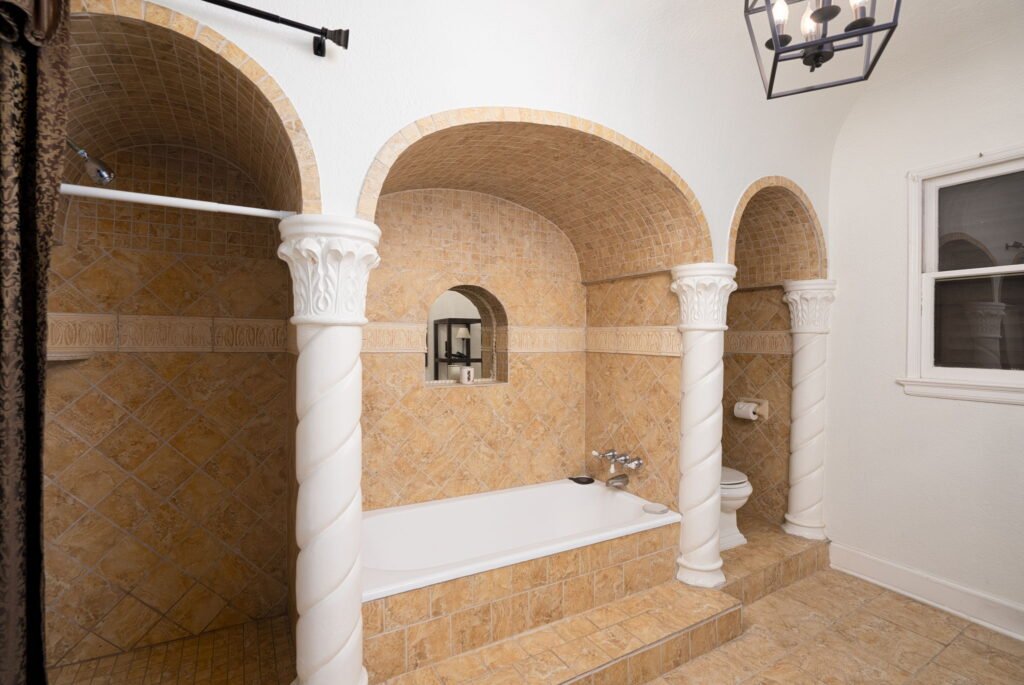 Mulberry Oasis! Spanish Gem, 5B Pool Villa, Mins to River Walk