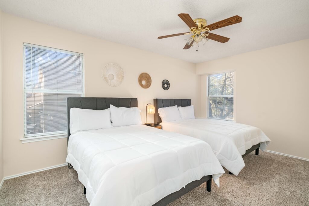 Oaks Resort! 3B Pool Villa, Mini Golf, Yard Games